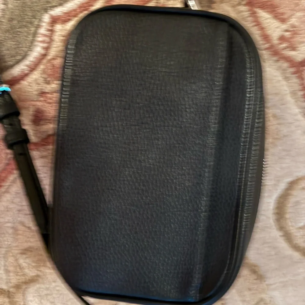 Kate Spade black leather logo crossbody LIKE NEW! 🦋